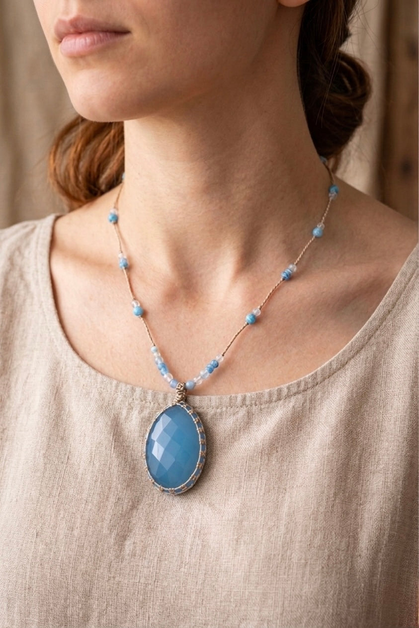 Noor – Collier en Calcédoine Bleue